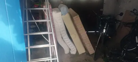 trois sommiers et deux matelas deux places