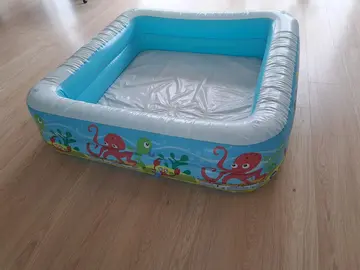 Piscine enfant et bouée crocodile