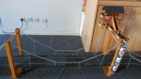 Pont suspendu pour circuit automobile au 1/32ème