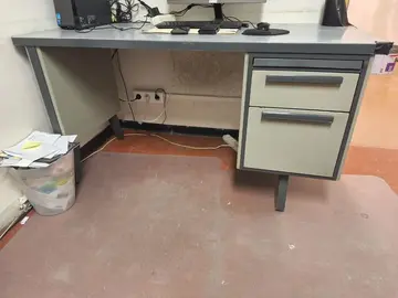 bureau d'atelier en métal gris