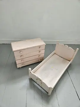 Lit et commode pour poupée
