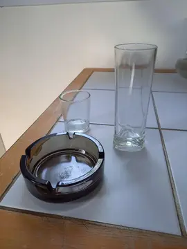 2 verres et 1 cendrier verre