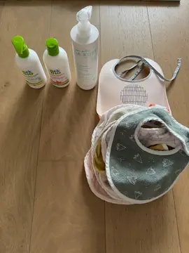 Donne lot de bavoirs + liniment + lait de toilette