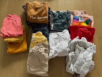 Donne 2 sacs de vêtements pour bébé (18-24 mois)