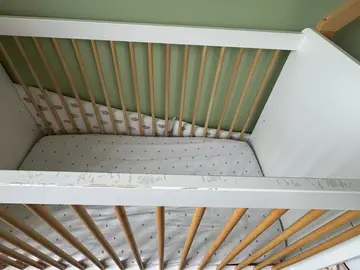 Donne lit barreaux + matelas + draps housses
