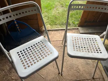 LOT DE 2 CHAISES PLIABLES EN FER BLANC