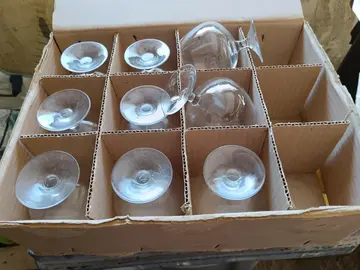 9 verres à pieds ballons
