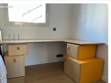 très joli bureau d’angle avec un nombreux rangement