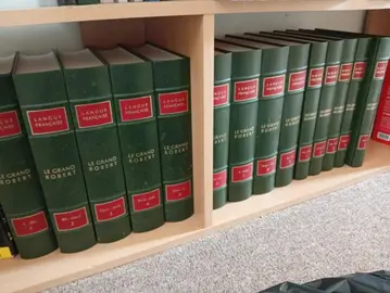Dictionnaire en 9 volumes + 5 volumes pour les noms propres