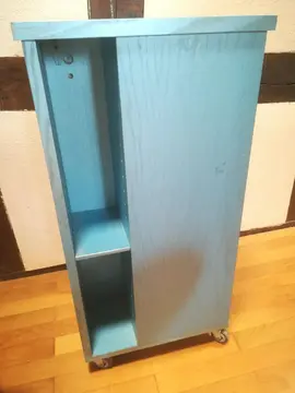 Meuble à roulettes avec bureau