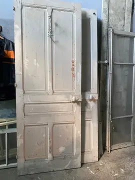 fenêtres et portes anciennes en bois