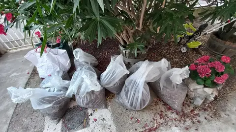 sacs de cailloux de jardin mélangé avec la terre et légèrement lez feuilles/racines
