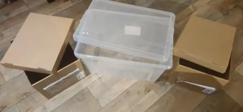 cause en plastique transparent et cartons