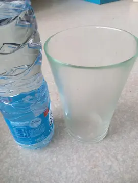 vase voir par rapport à la bouteille la grandeur