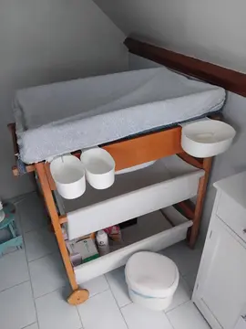 Table à langer avec baignoire