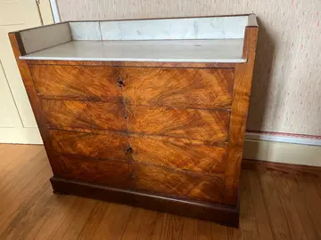 ancienne commode, quatre tiroirs avec dessus en marbre