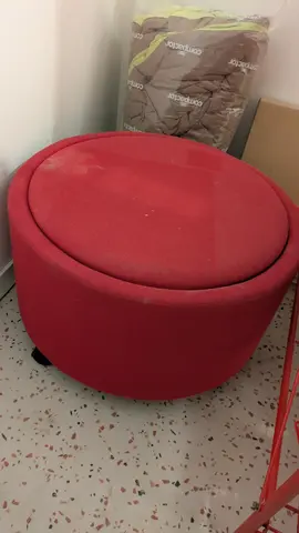 pouf rouge à roulette