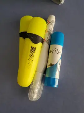 surligneur, colle et blanc