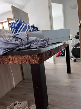 table en teck à donner 1mx1,5m environ car ne rentre pas dans nouvel appartement