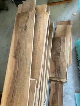 lot de lattes de parquet flottant noyer