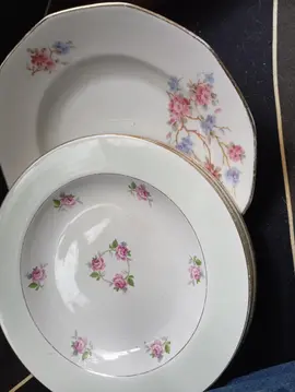 4 assiettes.3 identiques et une différente voir photo