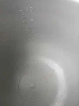 Saladier avec mesure a l' intérieur allant jusqu' à 2 litres voir photos