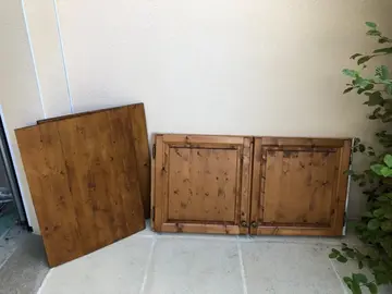 Double porte (de placard) en bois, sur cadre, et 2 étagères dans le même bois