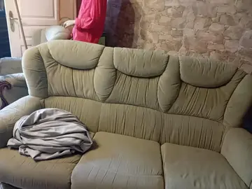 donne canapé ultra confortable de tres bonne qualité aucun probleme done aussi son petit canapé par