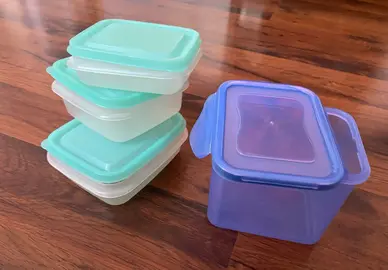 4 boites en plastique avec couvercles