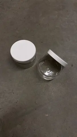 Deux boites en plastique