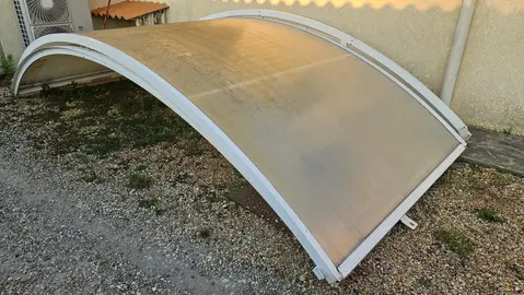abri de piscine usagé