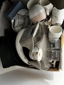 vaisselles neuves/ une petite poubelle de SLB / des boîtes de rangements / un siège bébé pour douche