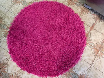 Tapis rose poils longs - Diamètre 92 cm environ