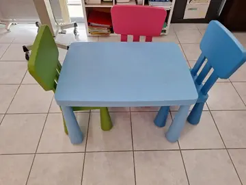Table enfant et 3 chaises
