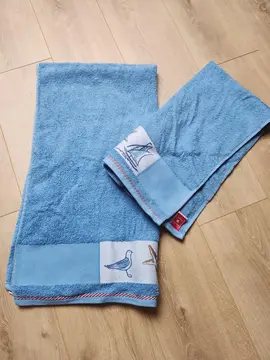 serviettes de toilette neuves bleues