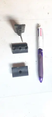 Pièce de fixation plastique en T