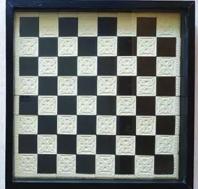 échiquier noir et créme , fait maison . très bel objet