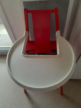 chause haute bébé rouge en bois