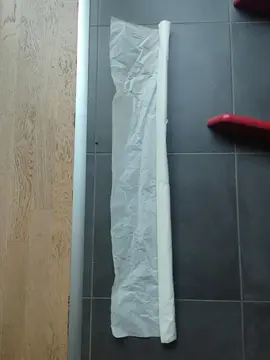 rouleau de papier blanc fin (largeur 98 cm / longueur plusieurs mètres)