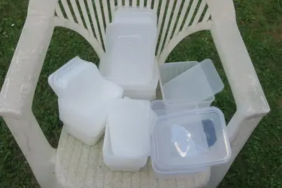 Lot de 38 barquettes en plastique avec couvercles