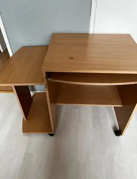 bureau et canapé avec chaise