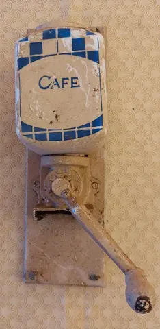 Moulin à café ancien (incomplet)