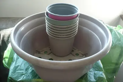 petits pots de fleurs plastique + 1 grand pot