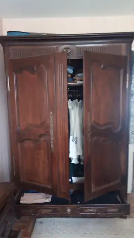 Armoire en bois massif