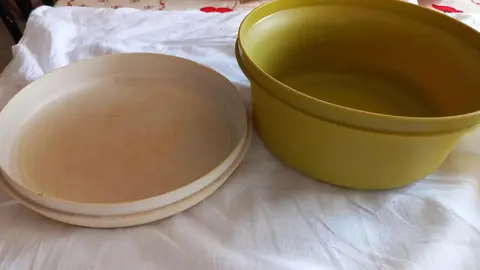 un contenant creux et son couvercle marque TUPPERWARE