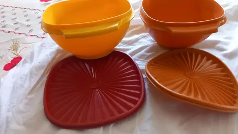 2 saladier TUPPERWARE avec couvercle