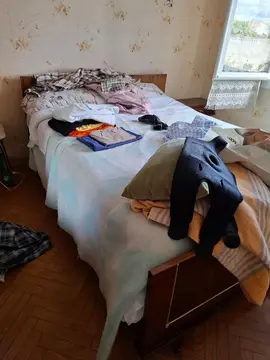 chambre deux personnes armoire lit sans matelas et table de chevet