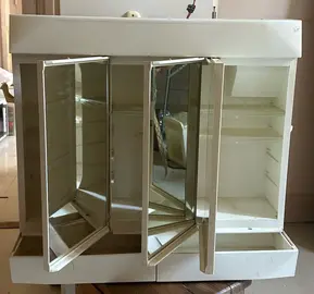 Petite armoire à pharmacie