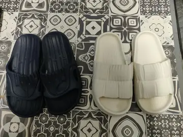 2 paires de claquettes P.36