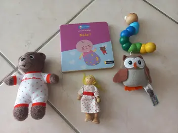 Lot poupées et livre